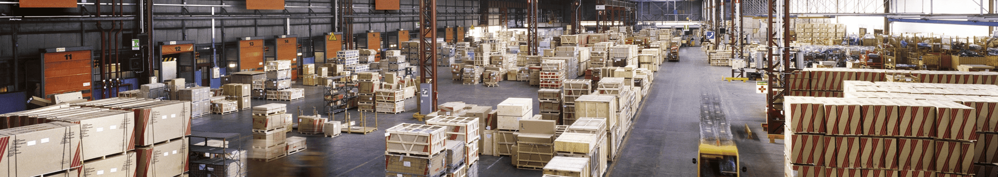 Distribution floor with pallets and boxes